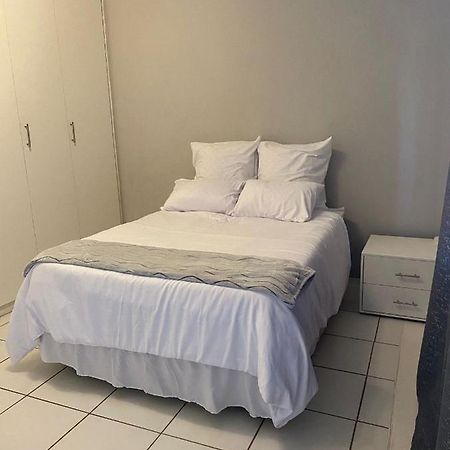 Appartement Vaal Place à Vanderbijlpark Extérieur photo