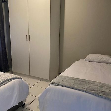 Appartement Vaal Place à Vanderbijlpark Extérieur photo