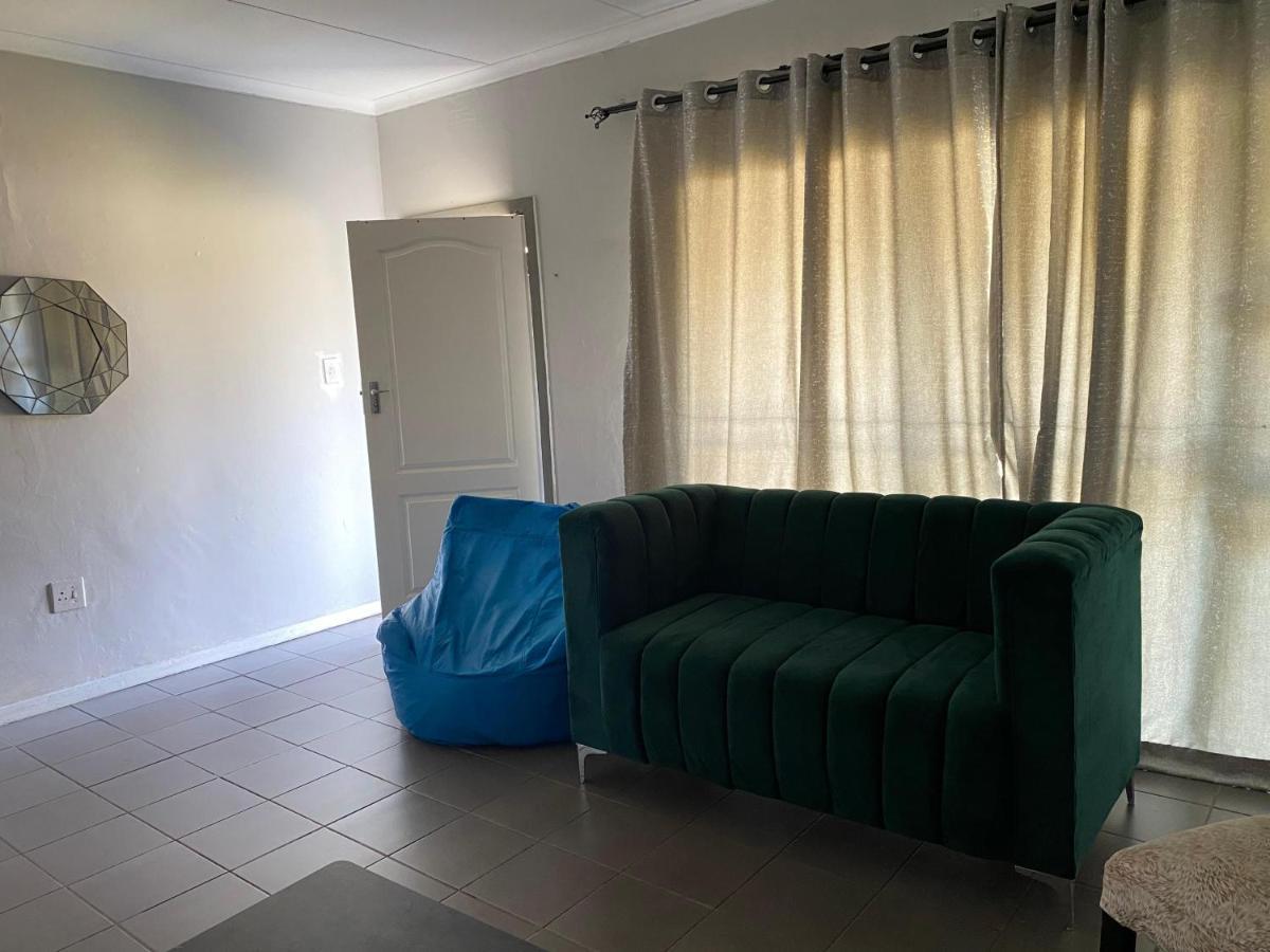 Appartement Vaal Place à Vanderbijlpark Extérieur photo